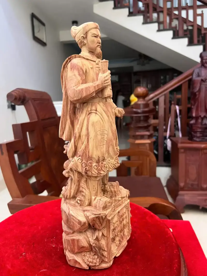 tran-quoc-tuan-go-sua-bac-G5081-3_Trần Quốc Tuấn Gỗ Sưa Bắc Lk Giá 3900 Triệu Kích Thước Cao 40cm, Ngang 13cm, Sâu 11cm Tượng Trần Quốc Tuấn Gỗ Sưa Bắc Liền Khối G5081