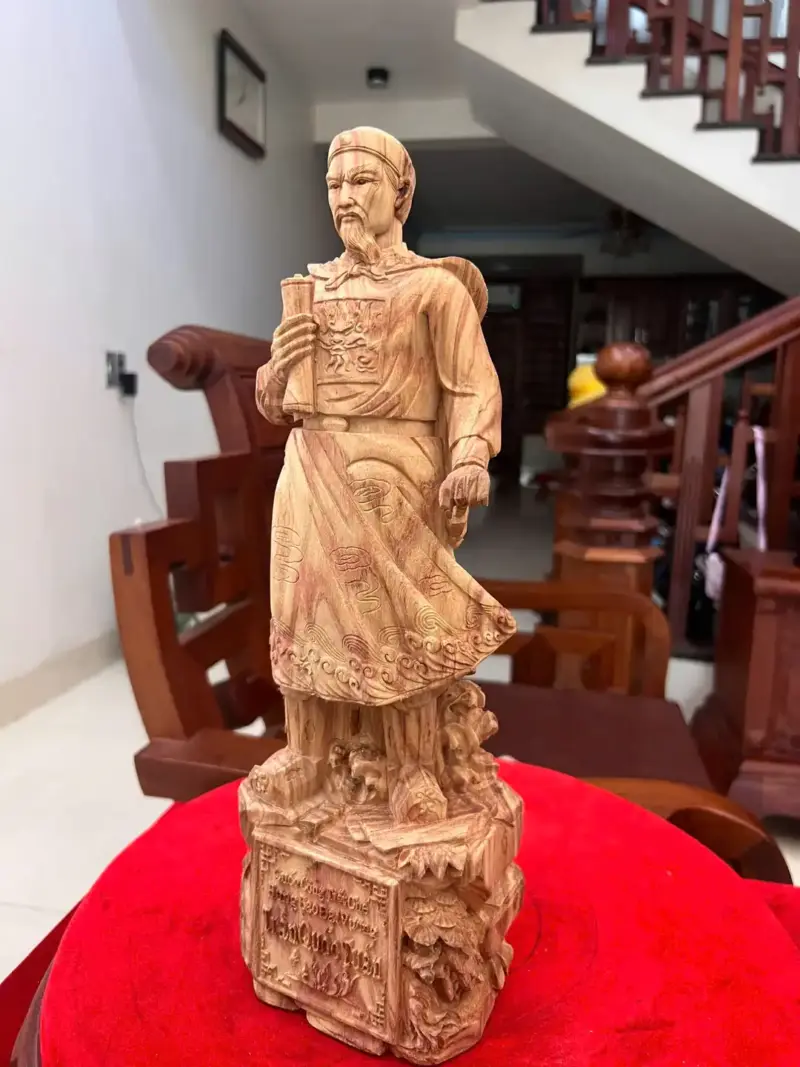 tran-quoc-tuan-go-sua-bac-G5081-6_Trần Quốc Tuấn Gỗ Sưa Bắc Lk Giá 3900 Triệu Kích Thước Cao 40cm, Ngang 13cm, Sâu 11cm Tượng Trần Quốc Tuấn Gỗ Sưa Bắc Liền Khối G5081