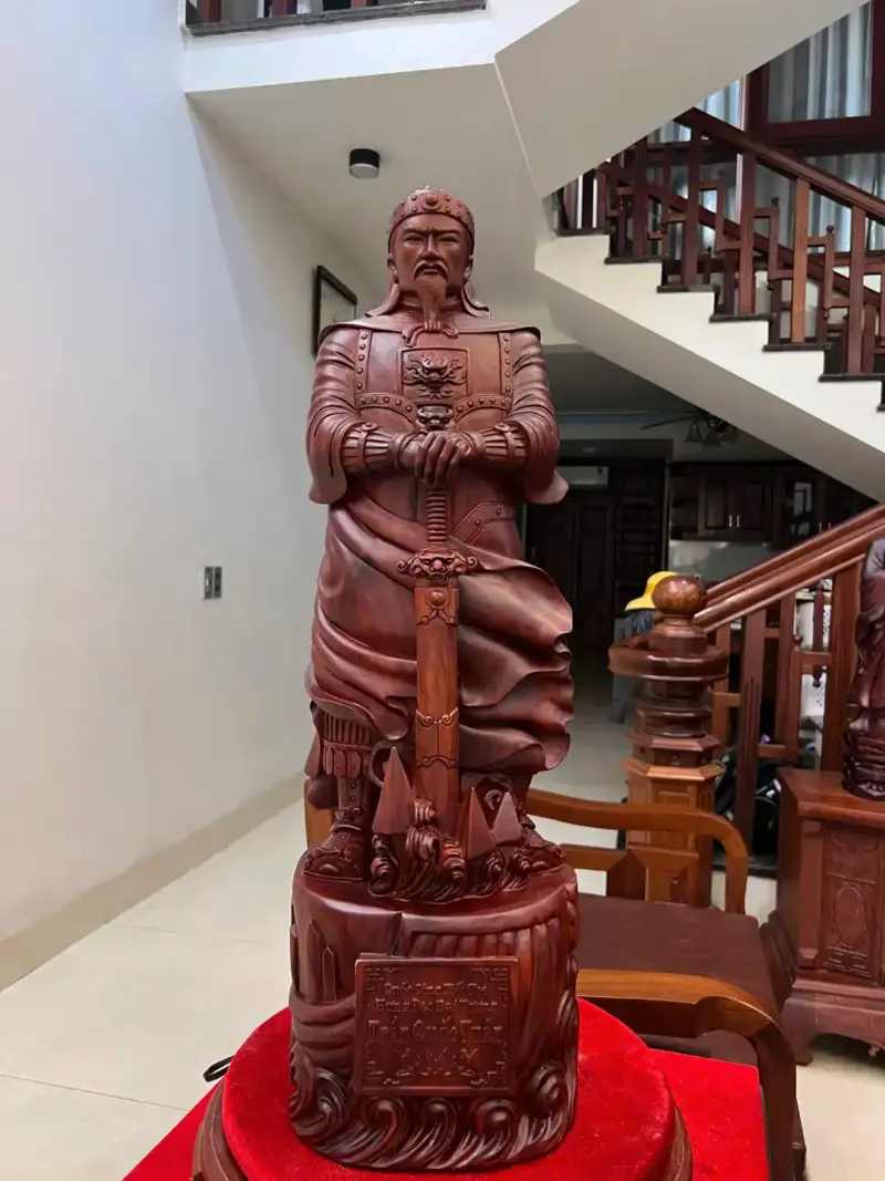 tran-quoc-tuan-go-tu-an-G5122-2_Trần Quốc Tuấn Gỗ Tử Đàn Hàng Đục Kỹ Đẹp Giá 11.500 Triệu Kích Thước Cao 80cm, Ngang 24cm, Sâu 23cm Tượng Trần Quốc Tuấn Gỗ Tử Đàn Hàng Đục Kỹ Đẹp Liền Khối G5122
