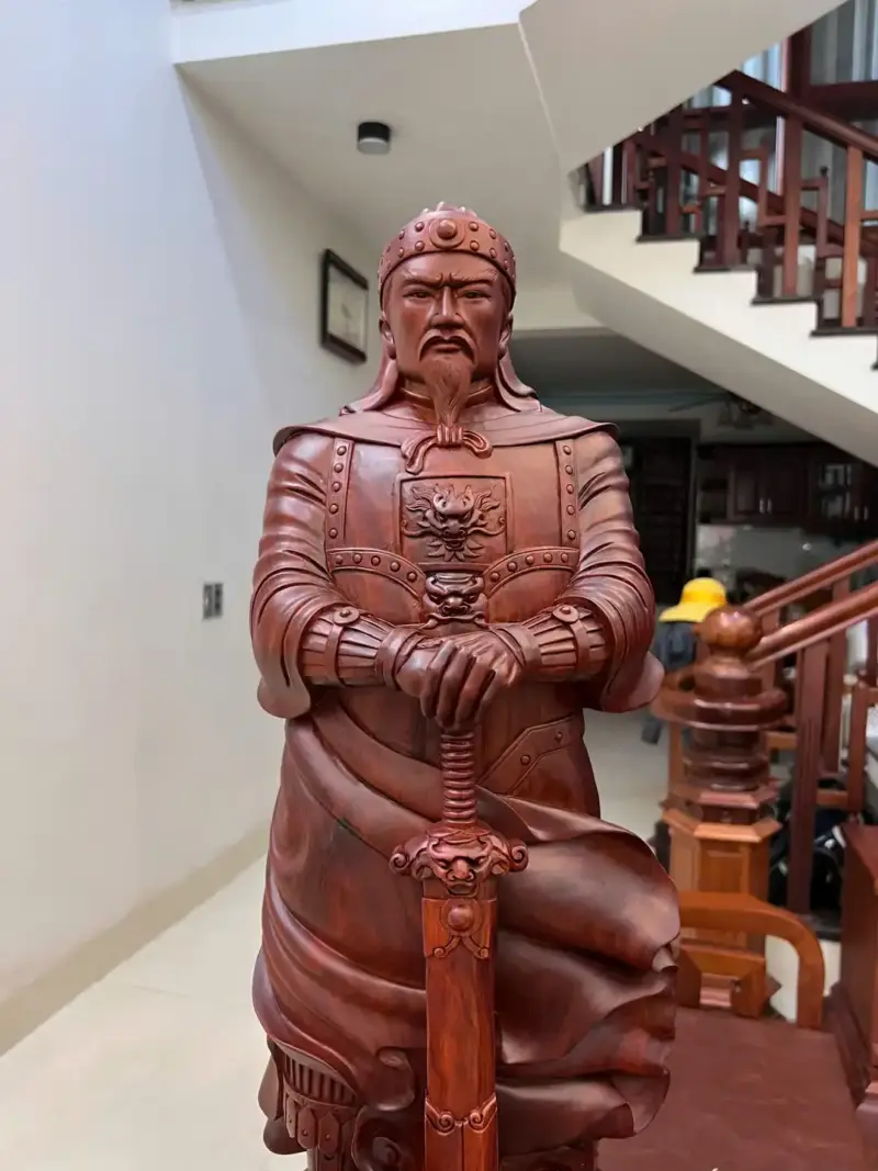 tran-quoc-tuan-go-tu-an-G5122-3_Trần Quốc Tuấn Gỗ Tử Đàn Hàng Đục Kỹ Đẹp Giá 11.500 Triệu Kích Thước Cao 80cm, Ngang 24cm, Sâu 23cm Tượng Trần Quốc Tuấn Gỗ Tử Đàn Hàng Đục Kỹ Đẹp Liền Khối G5122