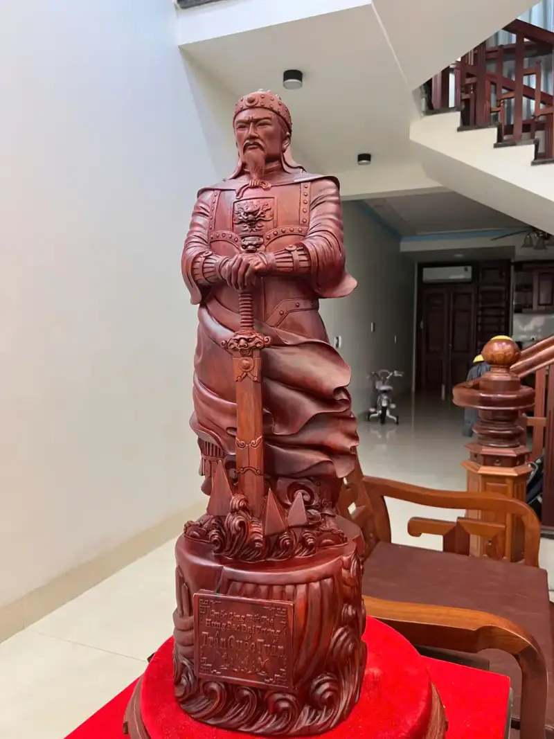 tran-quoc-tuan-go-tu-an-G5122-4_Trần Quốc Tuấn Gỗ Tử Đàn Hàng Đục Kỹ Đẹp Giá 11.500 Triệu Kích Thước Cao 80cm, Ngang 24cm, Sâu 23cm Tượng Trần Quốc Tuấn Gỗ Tử Đàn Hàng Đục Kỹ Đẹp Liền Khối G5122